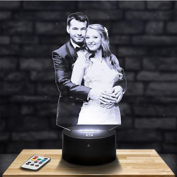 lampe personnalisée avec une photo d'un couple de mariés