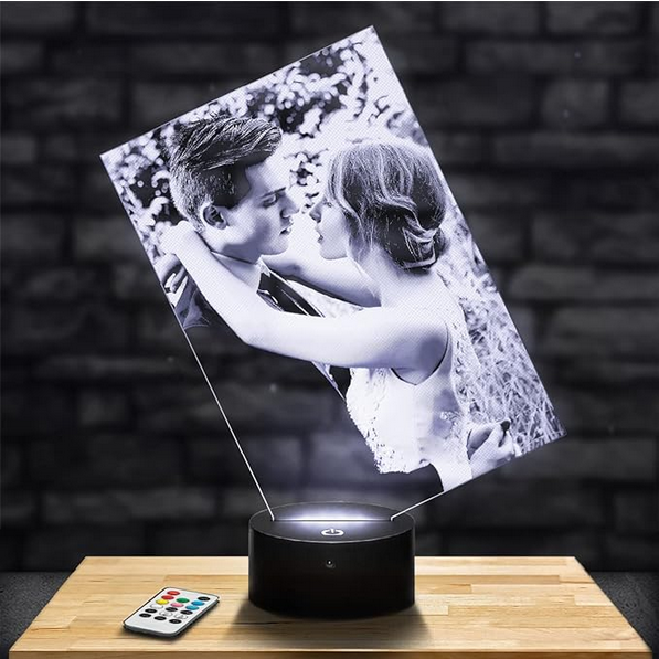 lampe avec un cadre rectangle penche avec une photo personnalisée