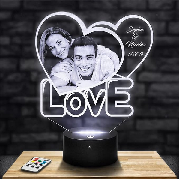 lampe en forme de cœur personnalisé avec une photo de couple