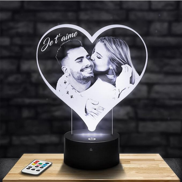 lampe en forme de cœur personnalisé avec une photo de couple