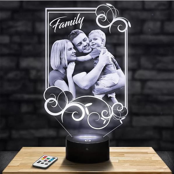 lampe avec un design d'arabesques avec une photo personnalisée