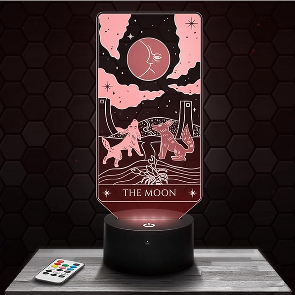 Lampe avec un design de carte de tarot avec l'arcane de la lune