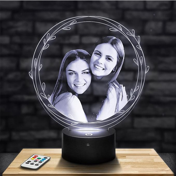 lampe ronde avec des feuilles et une photo d'un couple de jeunes filles