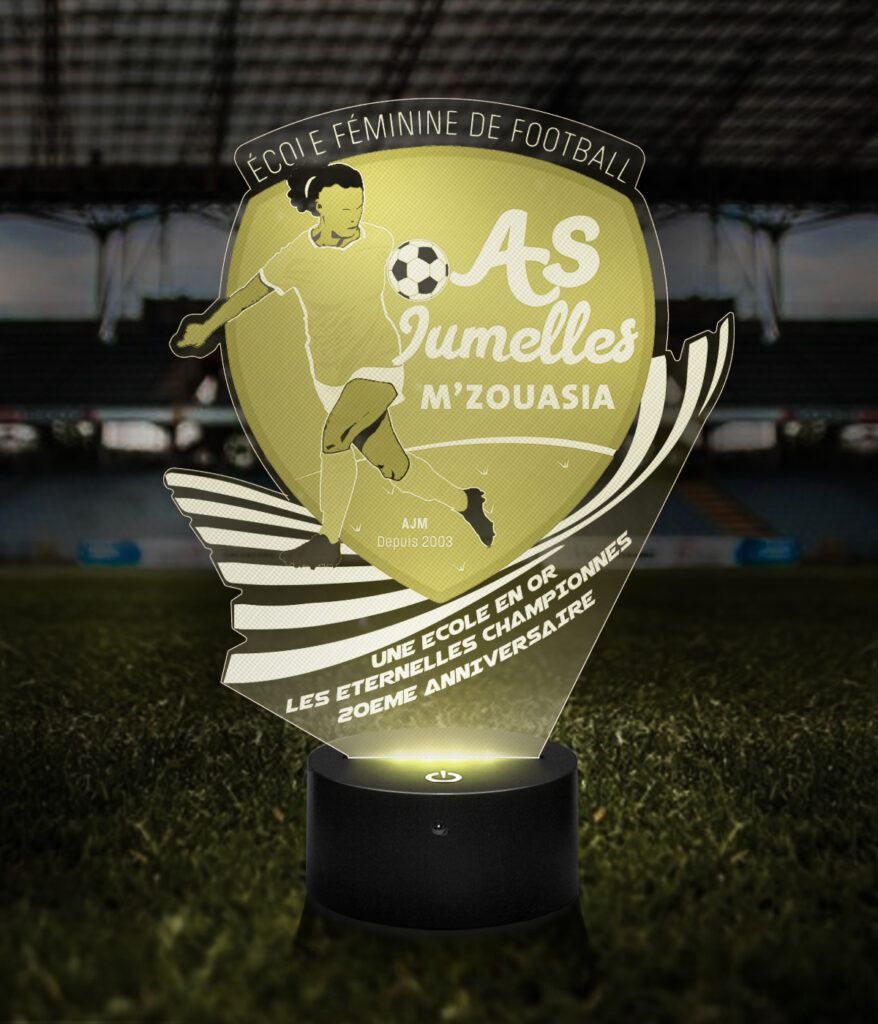 lampe trophée avec un sportif féminin de foot