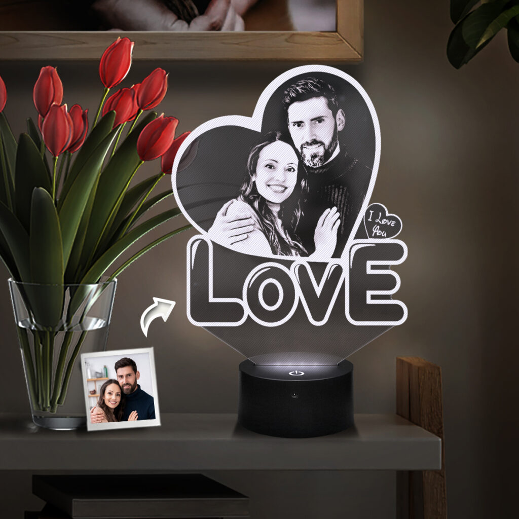 lampe en forme de cœur avec une photo de couple